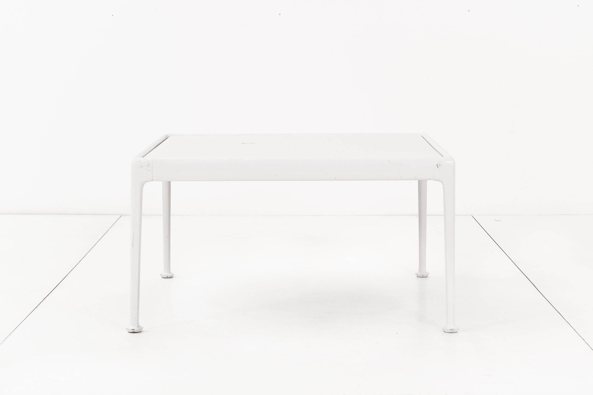 Richard Schultz Couchtisch für den Außenbereich für Knoll. Dieser Tisch hat einen weiß pulverbeschichteten Rahmen aus gegossenem und stranggepresstem Aluminium mit einer Tischplatte aus weiß emailliertem Porzellan auf Stahl. Der Tisch ist wetterfest