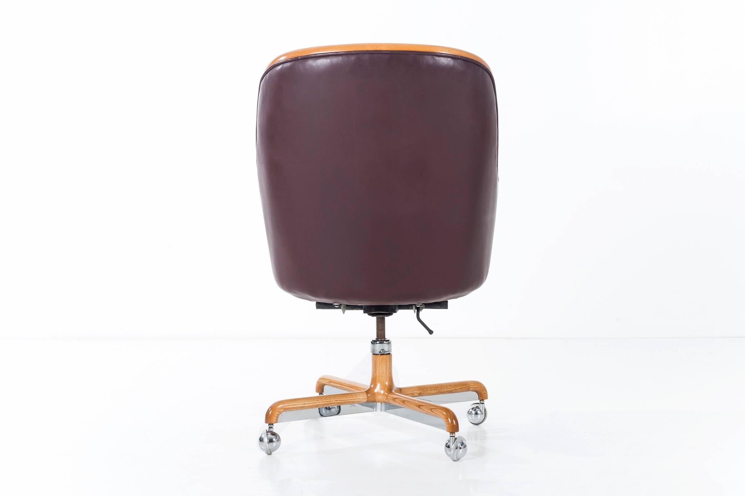 Ward Bennett Executive Desk Chair In Excellent Condition In Chicago, IL