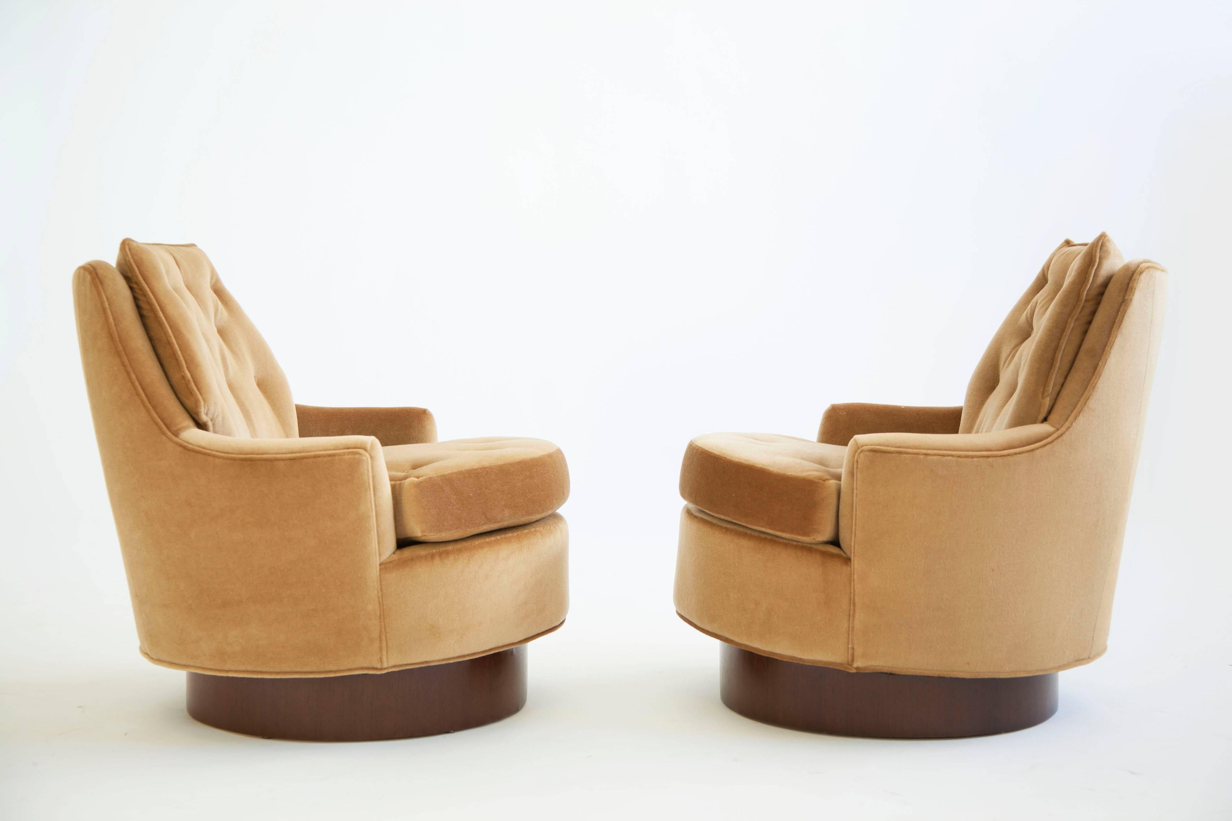 Mid-Century Modern Pair of Swivel Chairs by Milo Baughman