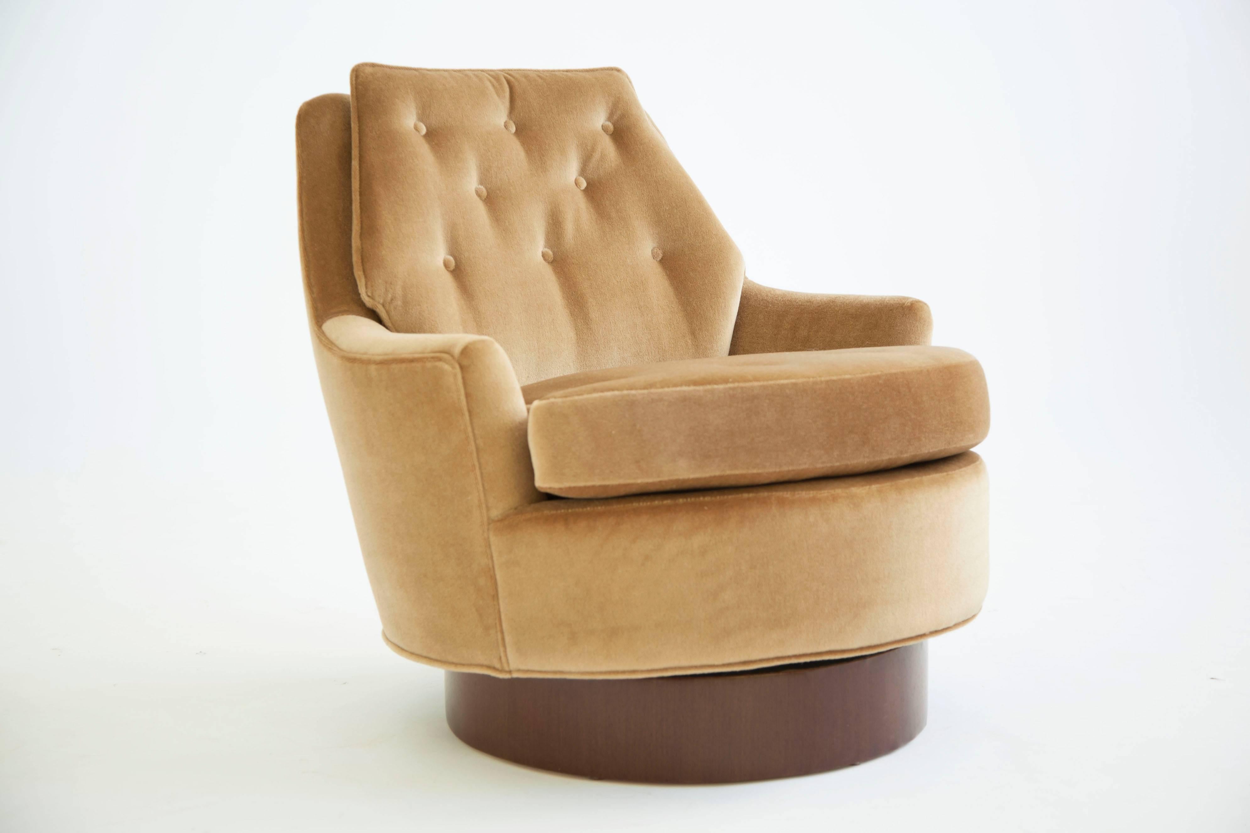 Mid-20th Century Pair of Swivel Chairs by Milo Baughman