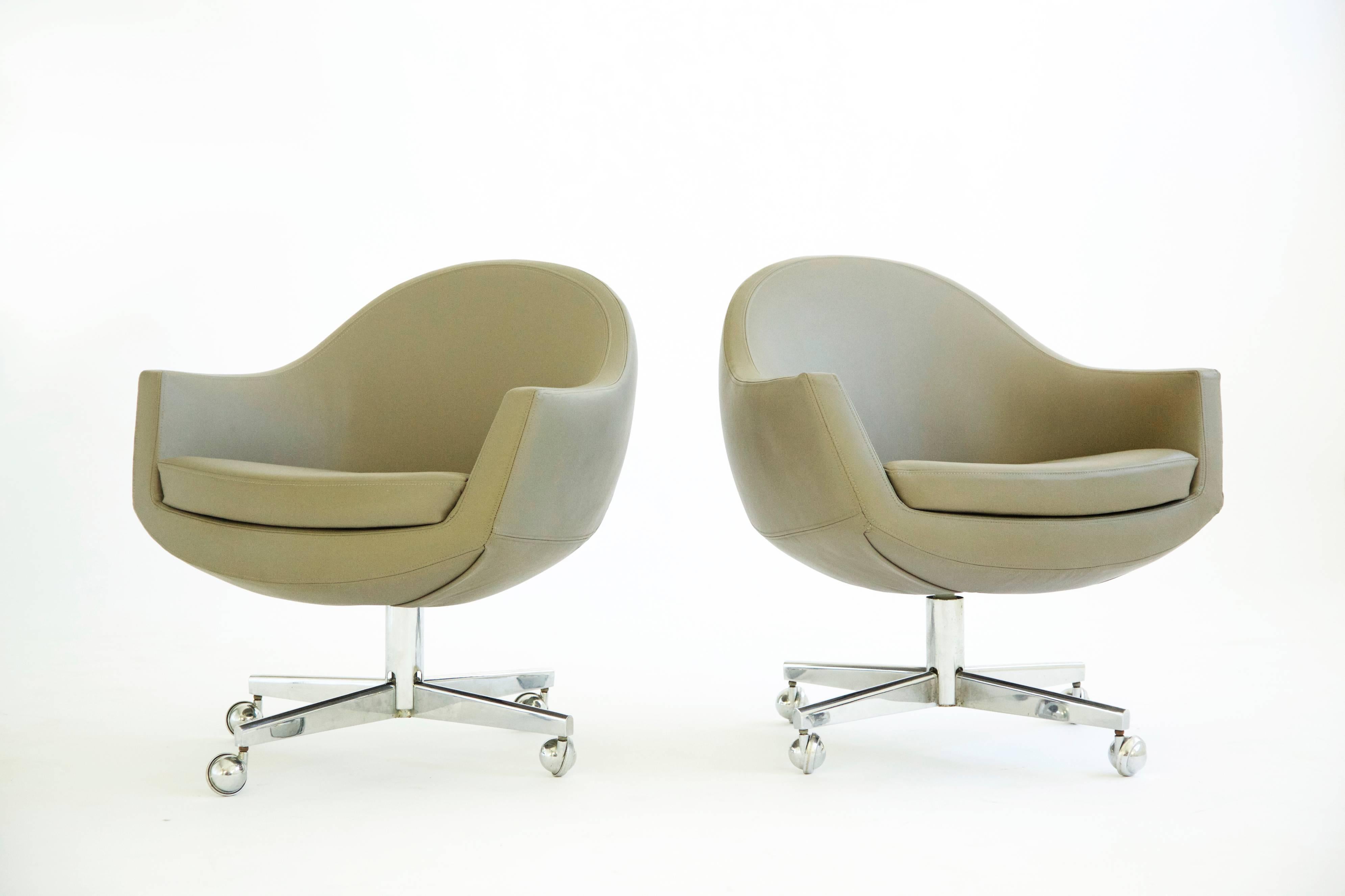 Mid-Century Modern Pair of Leather Swivel Chairs in the Style of Milo Baughman