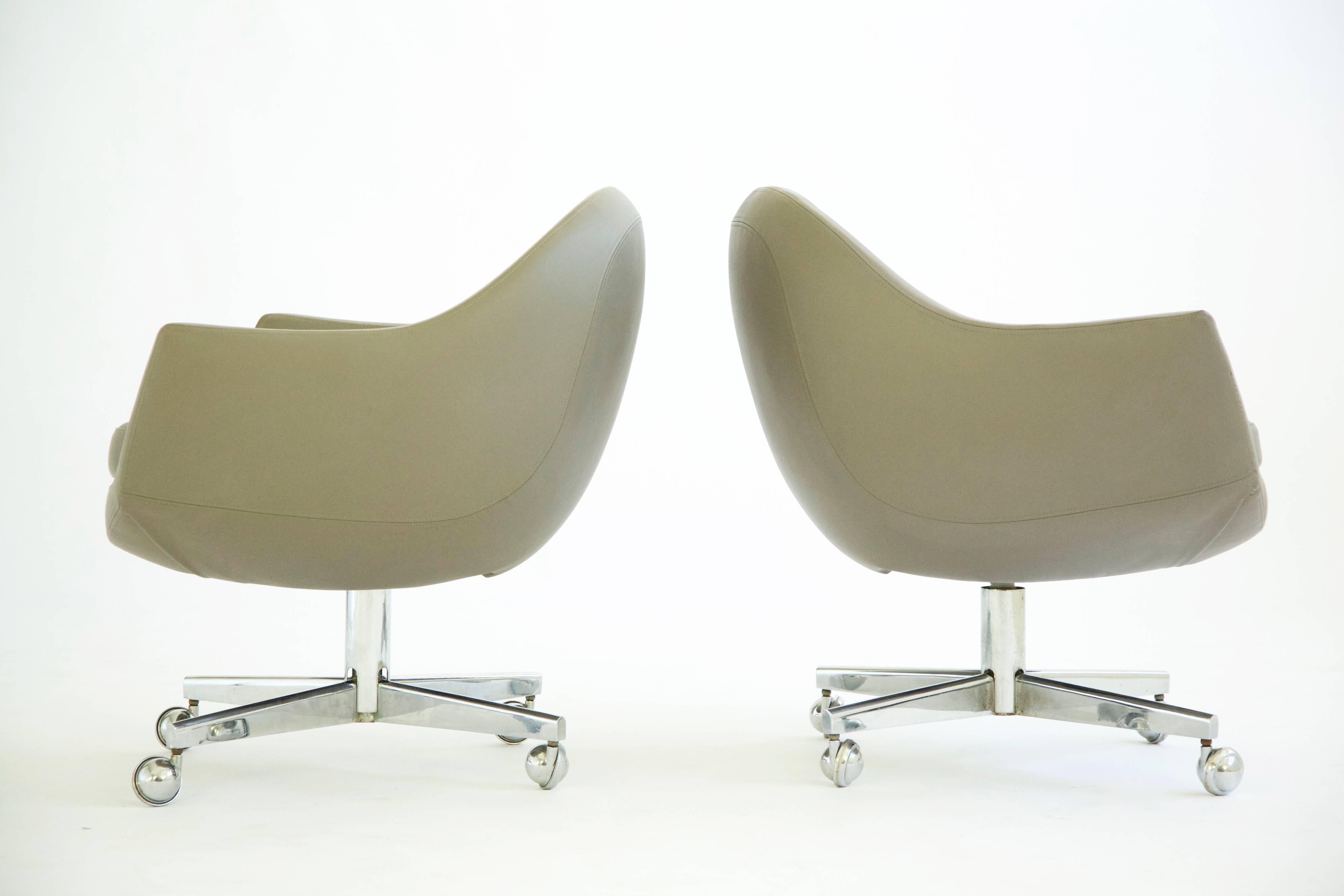 American Pair of Leather Swivel Chairs in the Style of Milo Baughman