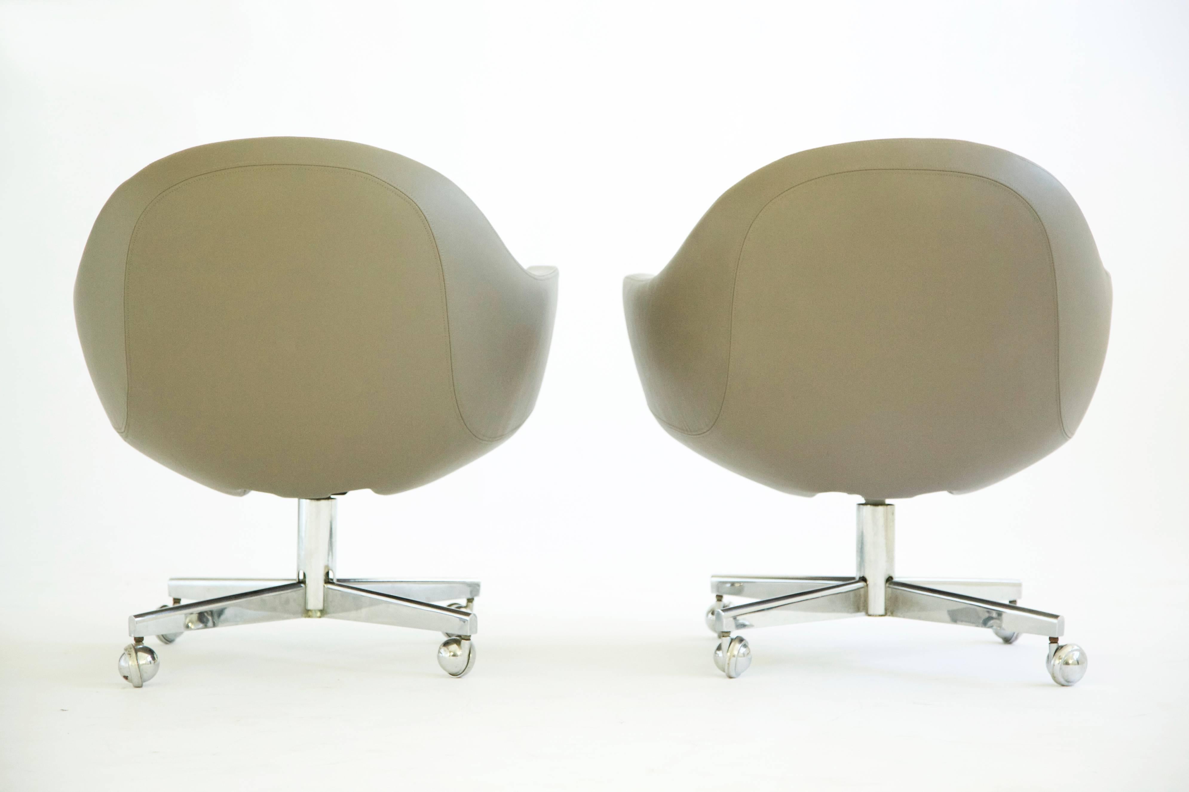 Pair of Leather Swivel Chairs in the Style of Milo Baughman In Excellent Condition In Chicago, IL