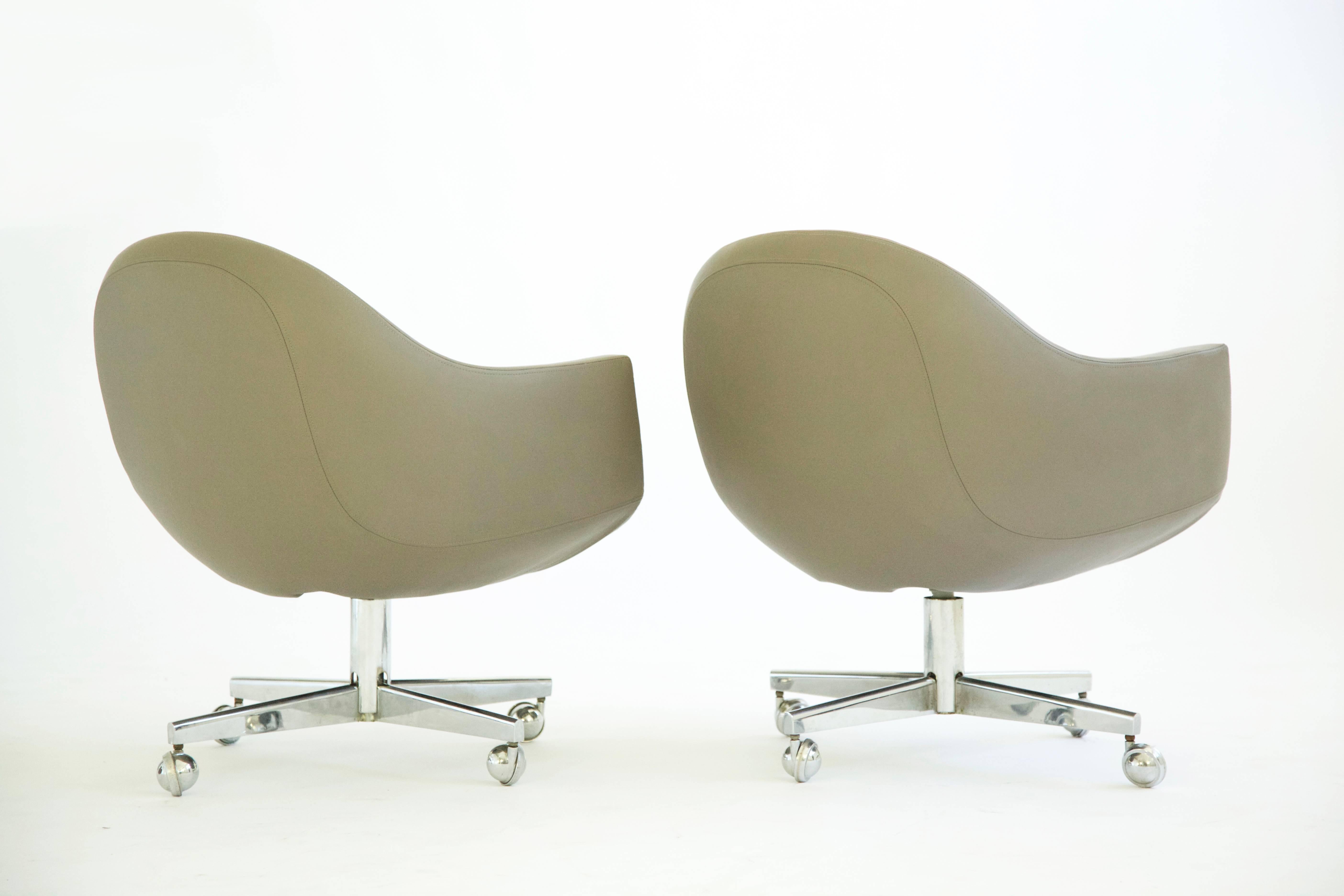 20th Century Pair of Leather Swivel Chairs in the Style of Milo Baughman