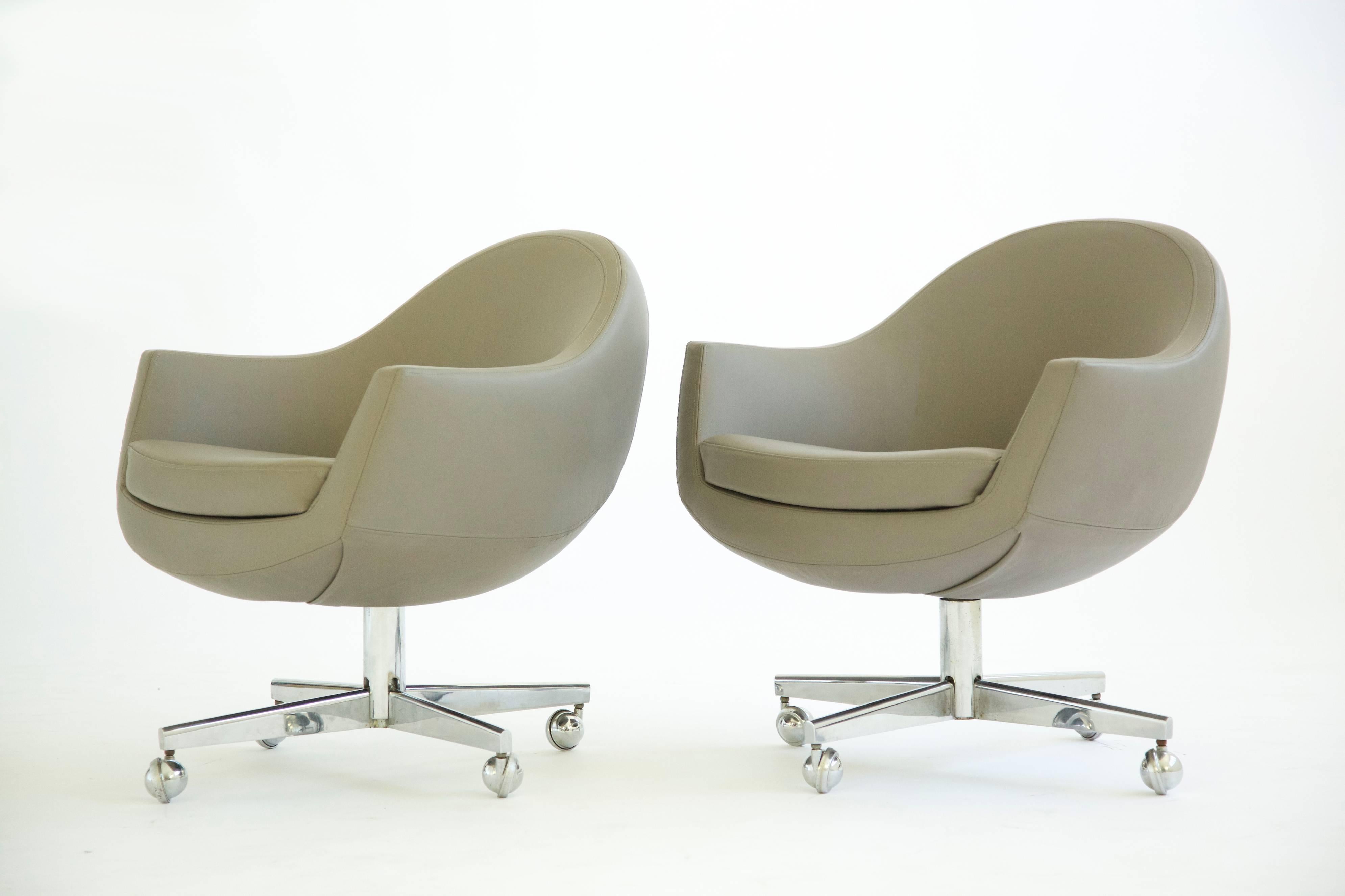 Chrome Pair of Leather Swivel Chairs in the Style of Milo Baughman