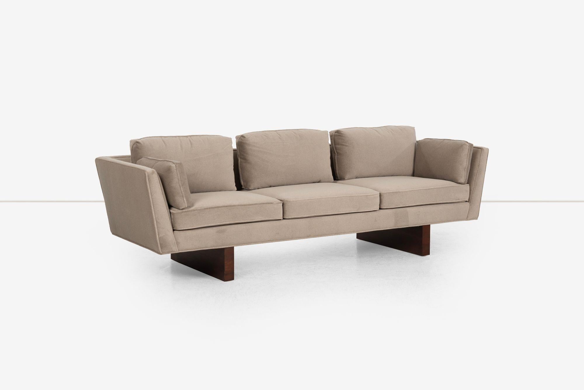Edward Wormley for Dunbar angle Arm Sofa in Gray Mohair 1955 – Reupholstered in Italian Mohair
Description:
A striking mid-century sofa by Edward Wormley for Dunbar, model 5485A, designed in 1955. This generously scaled piece has been reupholstered