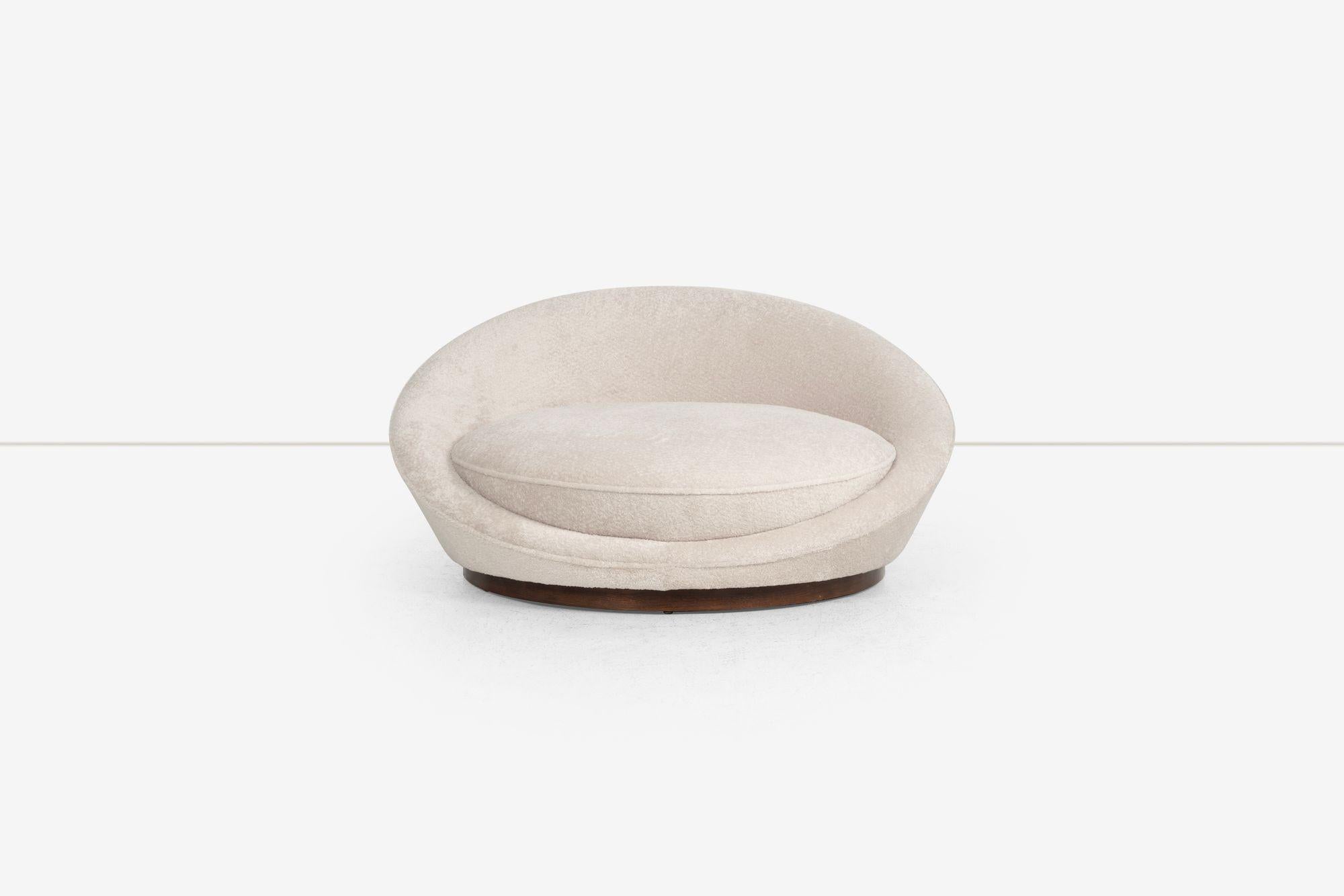 Milo Baughman Style Satellite Chaise aus Kunstfell, 1970
Ein skulpturaler, runder Liegesessel im Stil von Milo Baughman, der ursprünglich in den 1970er Jahren entworfen wurde. Neu gepolstert mit 