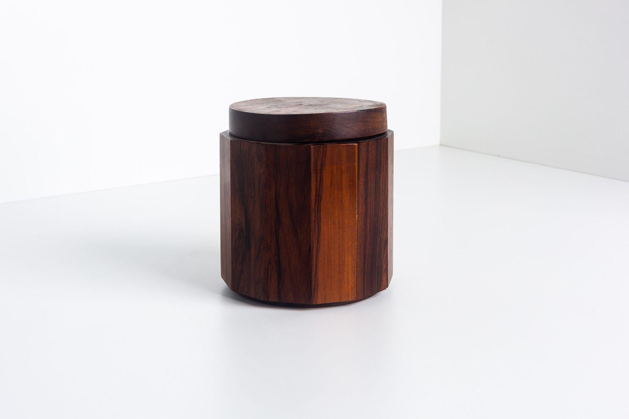 Boîte à couvercle en bois de rose massif de Studio Craft, dans le style d'Arthur Espenet Carpenter
Petite boîte à couvercle sculpturale fabriquée en studio en palissandre massif, dans le style du maître ébéniste californien Arthur Espenet Carpenter.