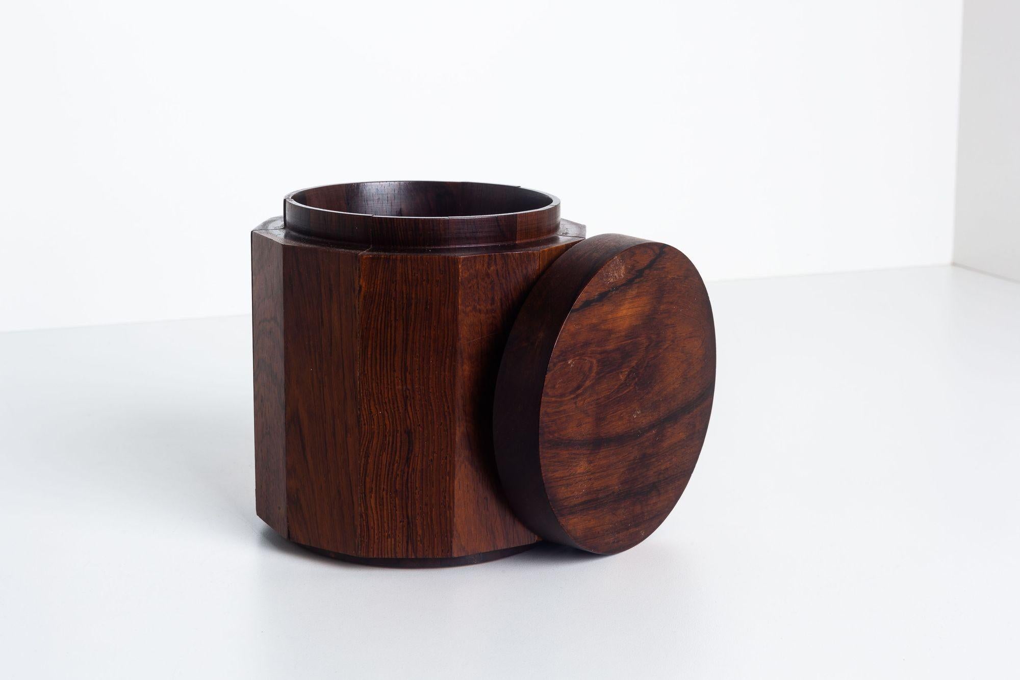 Fait main Boîte à couvercle en bois de rose massif de Studio Craft, dans le style d'Arthur Espenet Carpenter en vente