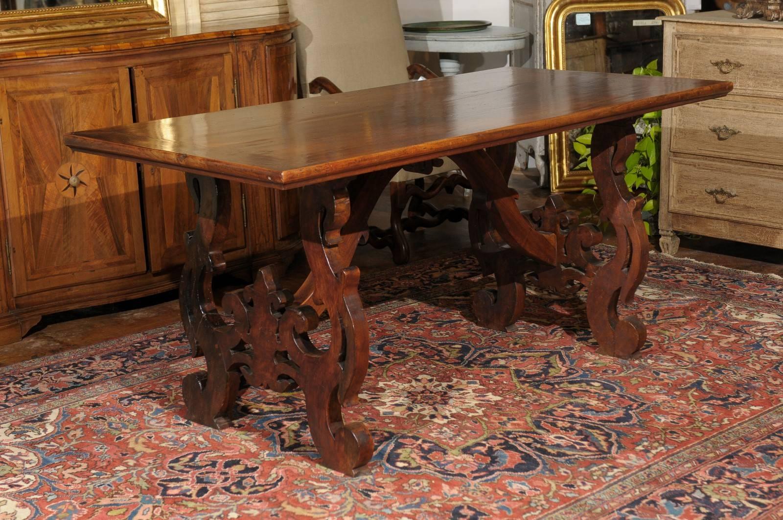 Italian 1820s Baroque Style Walnut Dining Table with Lyre-Shaped Legs In Excellent Condition In Atlanta, GA