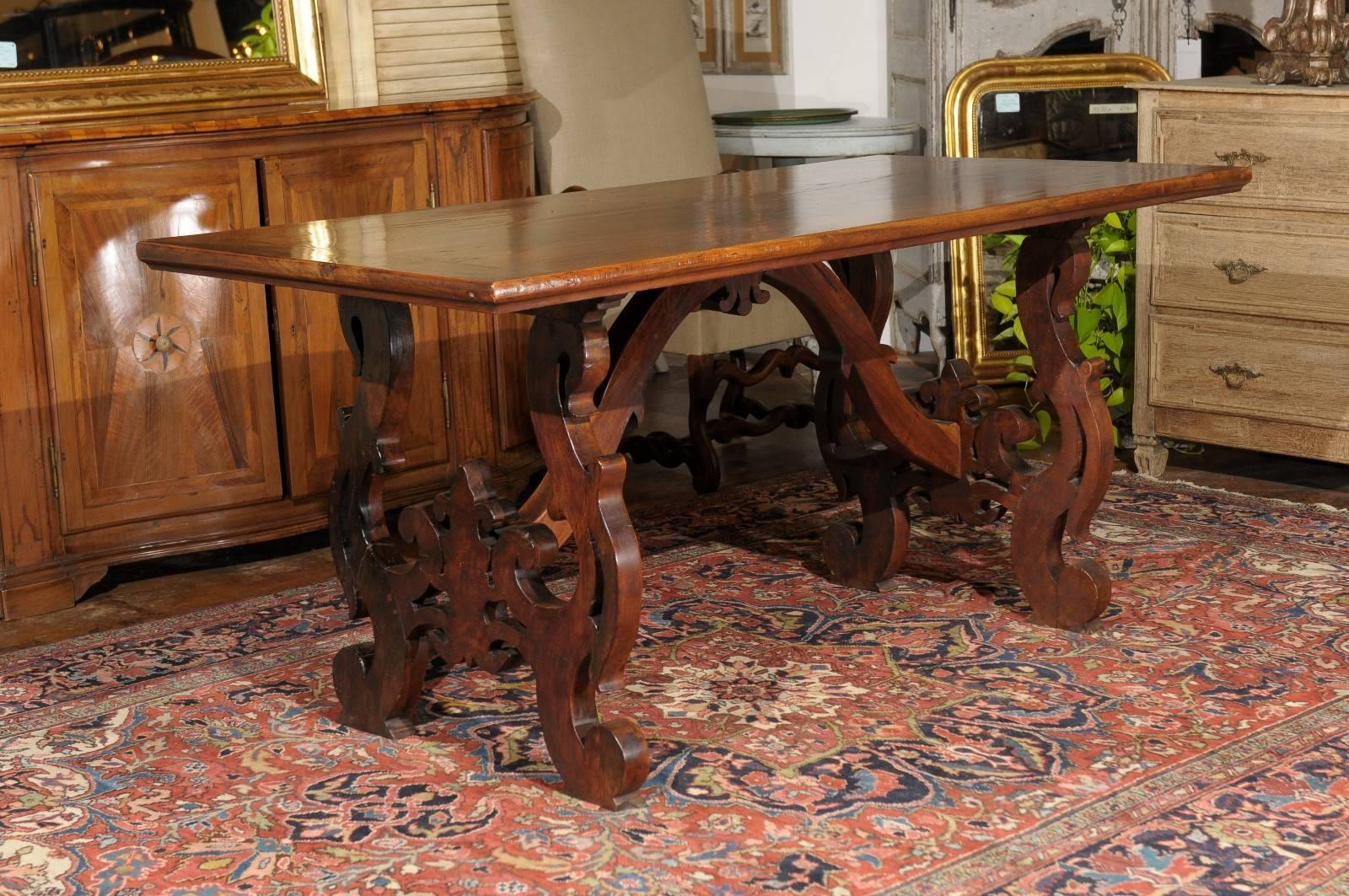 19th Century Italian 1820s Baroque Style Walnut Dining Table with Lyre-Shaped Legs
