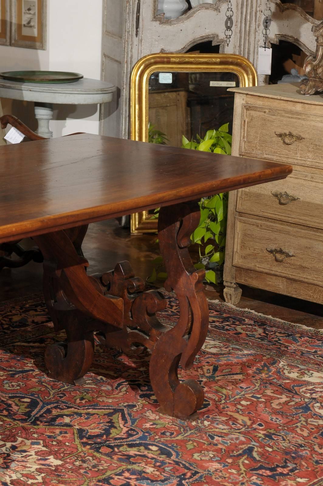 Italian 1820s Baroque Style Walnut Dining Table with Lyre-Shaped Legs 2