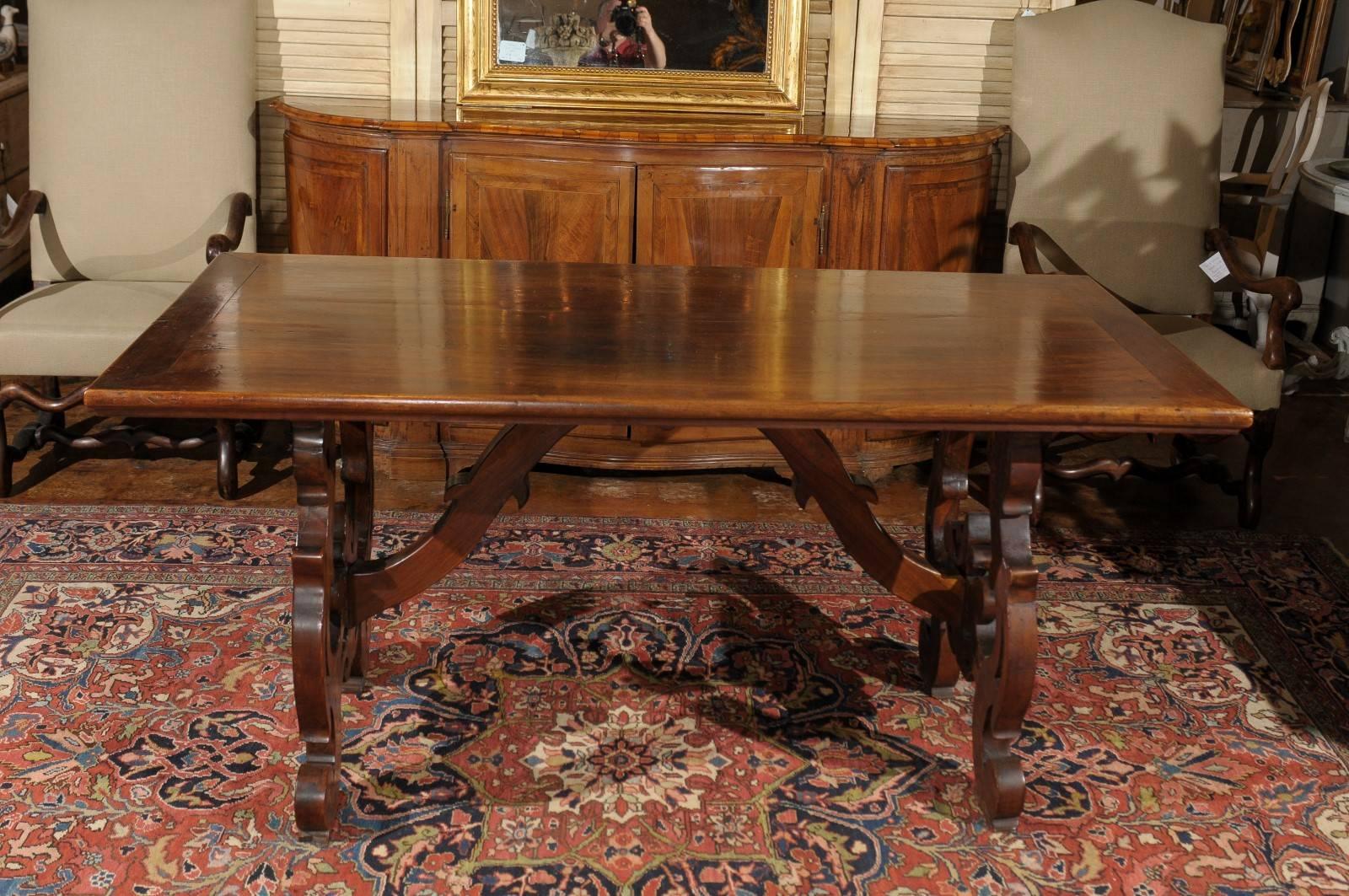 Italian 1820s Baroque Style Walnut Dining Table with Lyre-Shaped Legs 4