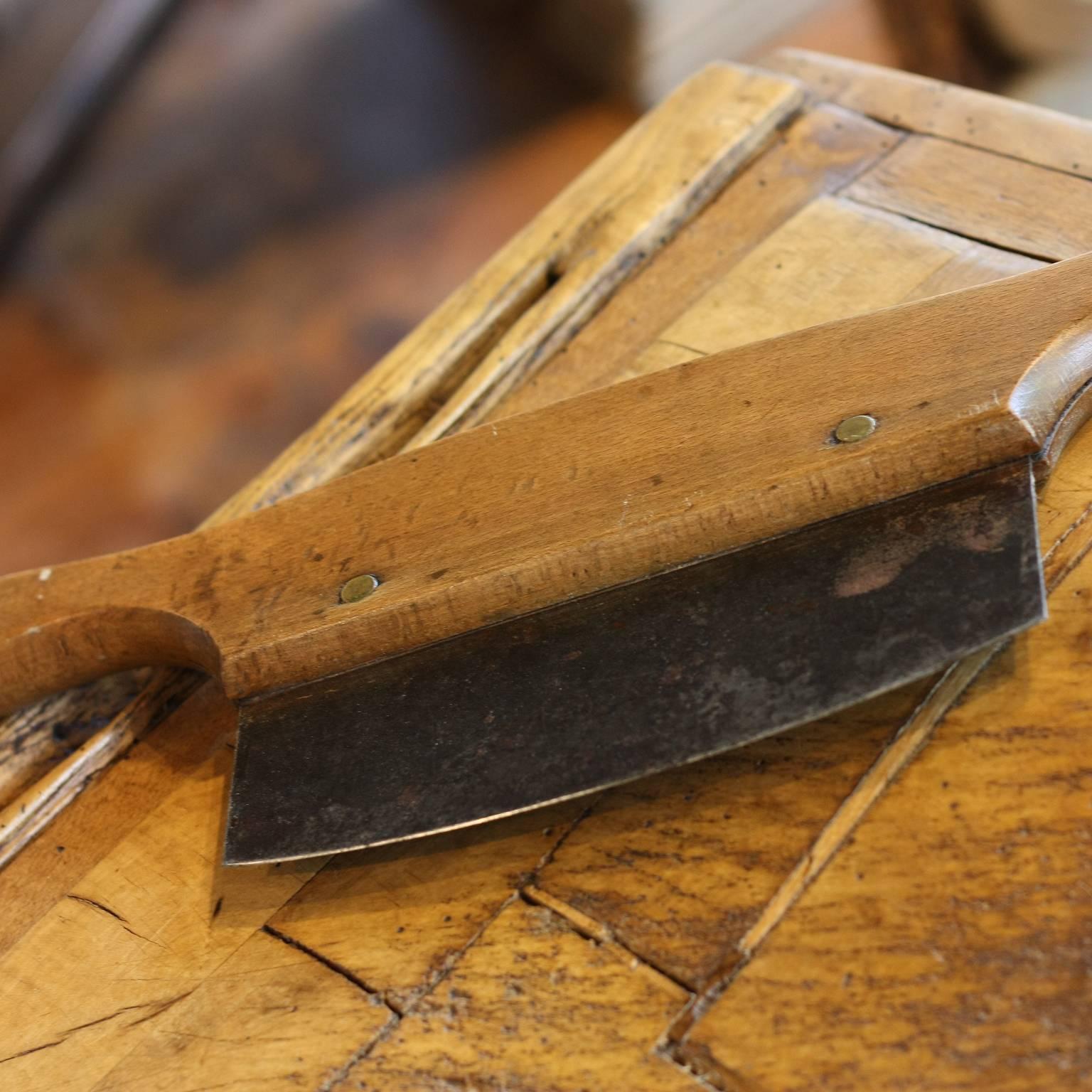 Petite English Cheese Chopping Block with Its Knife from the 19th Century In Good Condition In Atlanta, GA