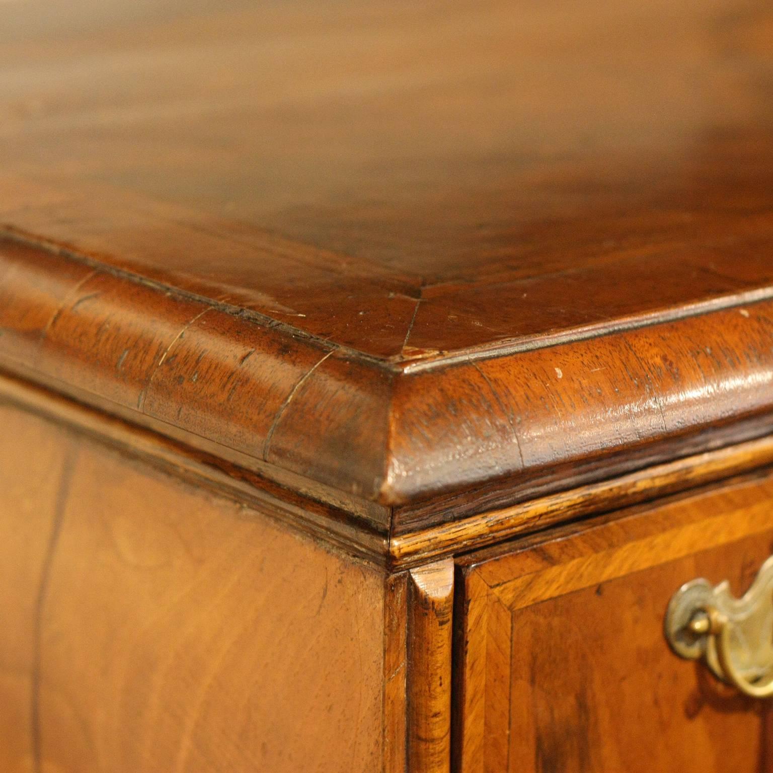 English walnut cottage chest of drawers, 18th century.