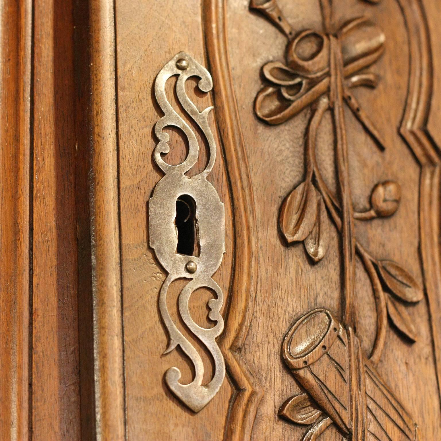 Mid-19th Century French Walnut Panetiere with Key 5