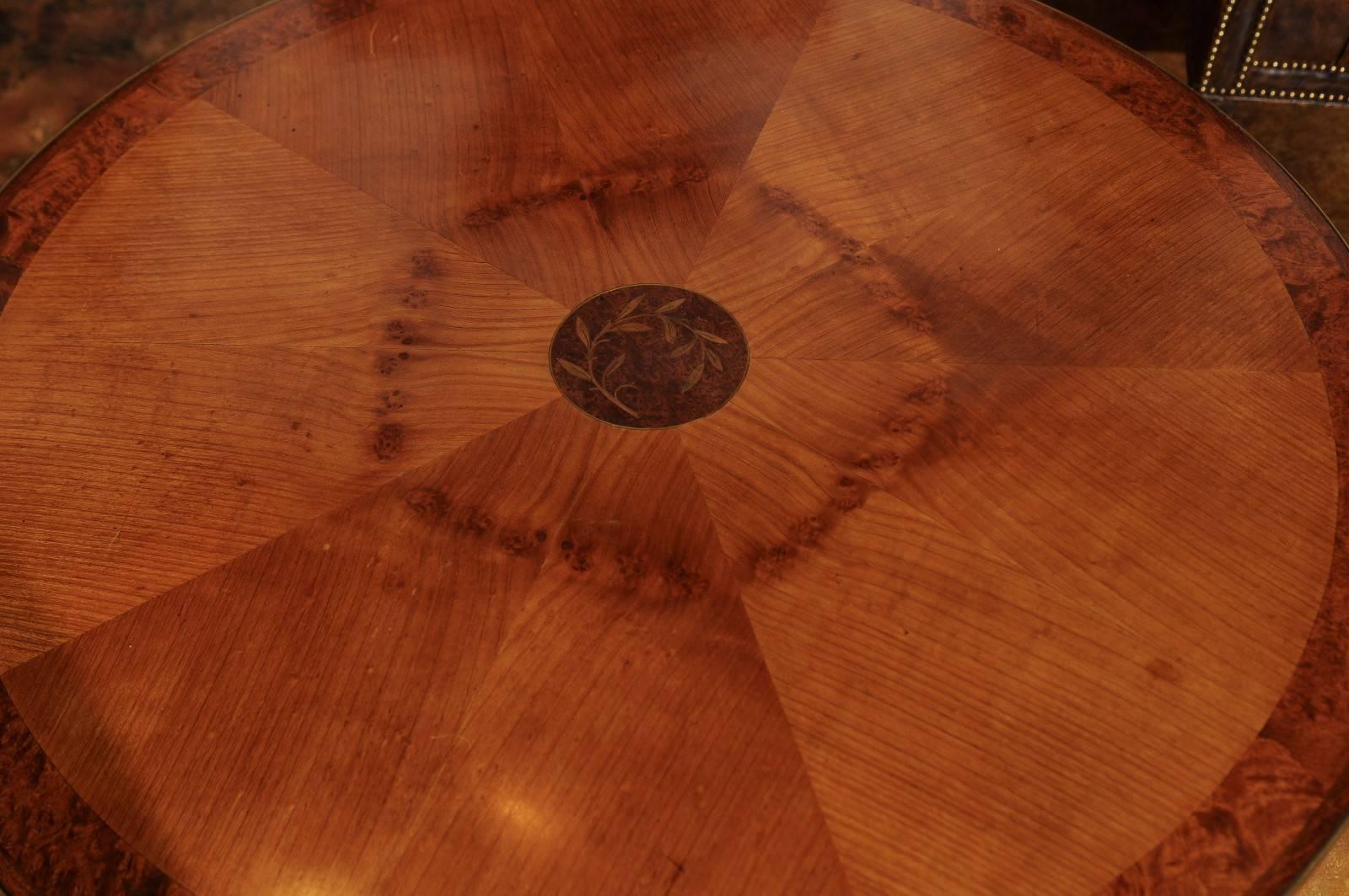 French 1880s Round Burl Walnut Inlaid Table with Star-Shaped Cross Stretcher 5