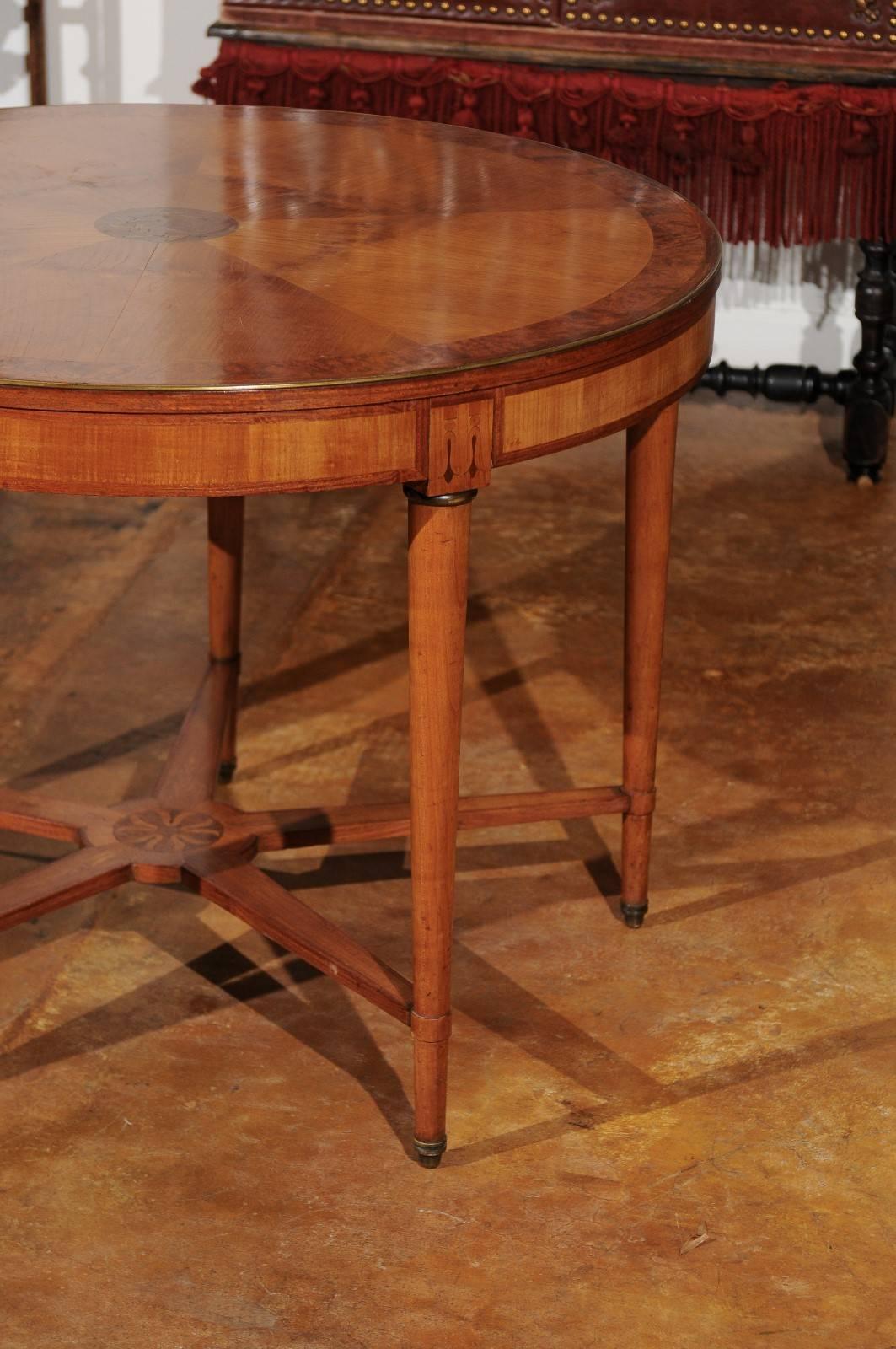 French 1880s Round Burl Walnut Inlaid Table with Star-Shaped Cross Stretcher In Good Condition In Atlanta, GA