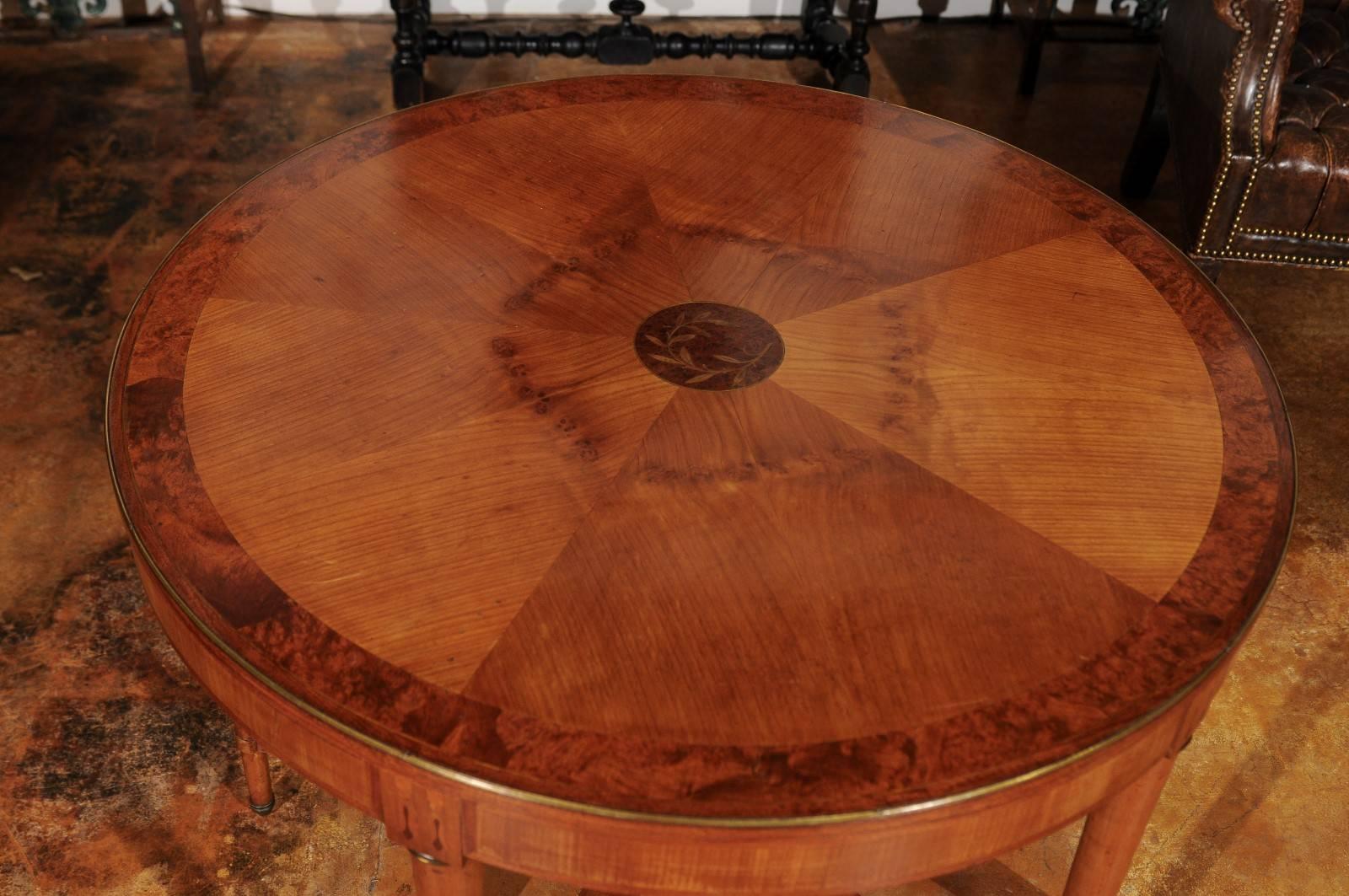 French 1880s Round Burl Walnut Inlaid Table with Star-Shaped Cross Stretcher 1
