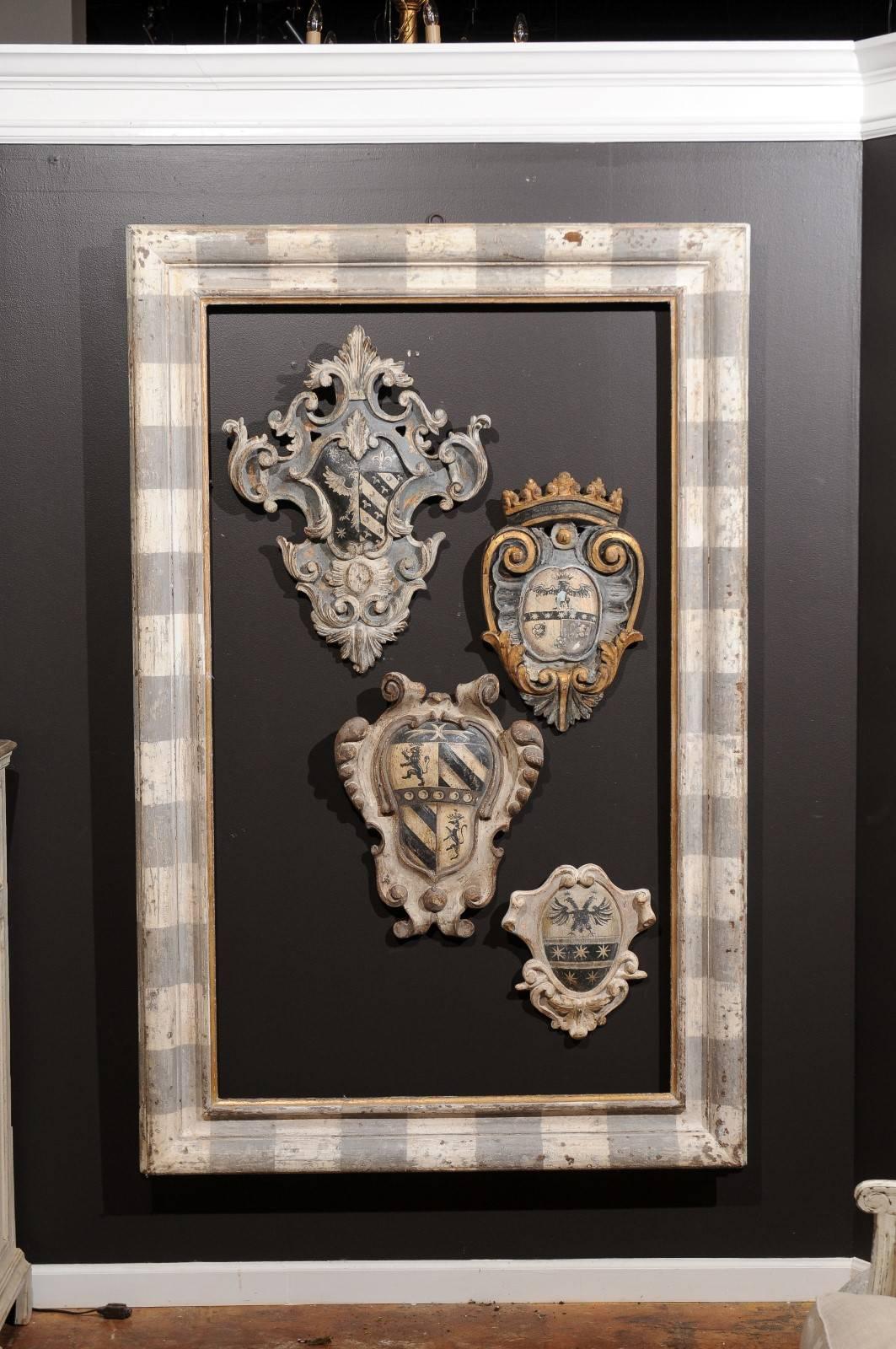 A large-scale Italian made rectangular painted wooden frame from the 19th century. This frame features a simple rectangular silhouette, painted in alternating patterns of light grey and off-white stripes adorning the two outer layers, while a thin