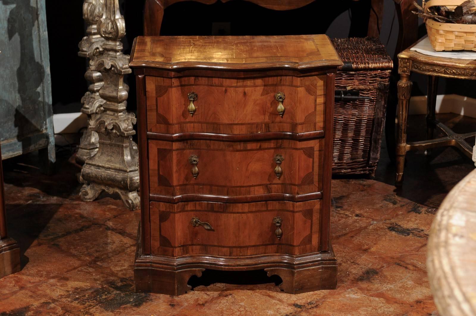 19th Century Pair of Italian Petite Walnut Inlaid Commodes with Serpentine Front, circa 1890