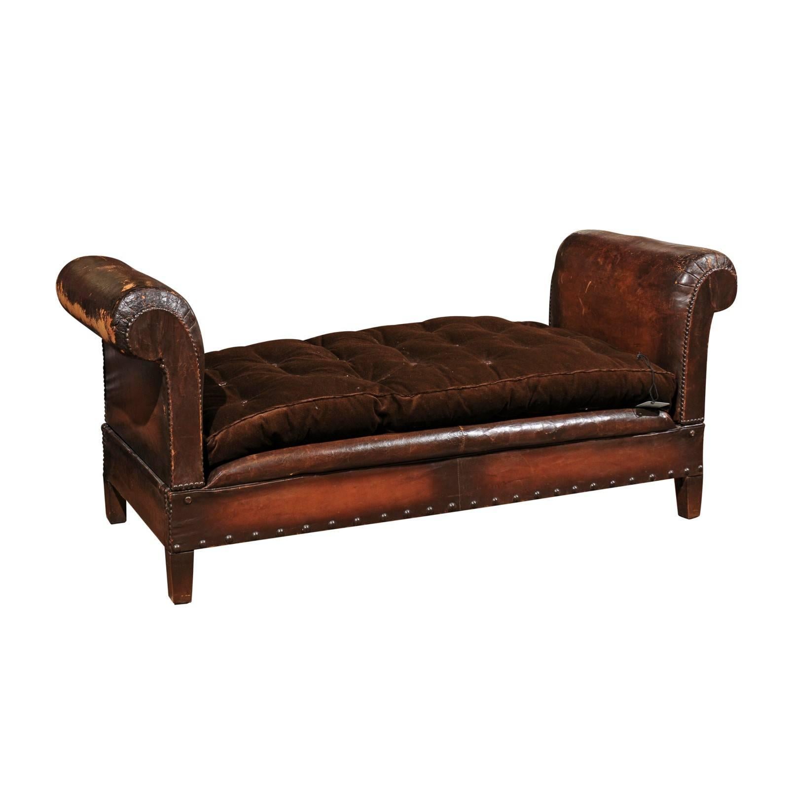 French 1900s Turn of the Century Brown Leather Backless Bench with Folding Arms For Sale