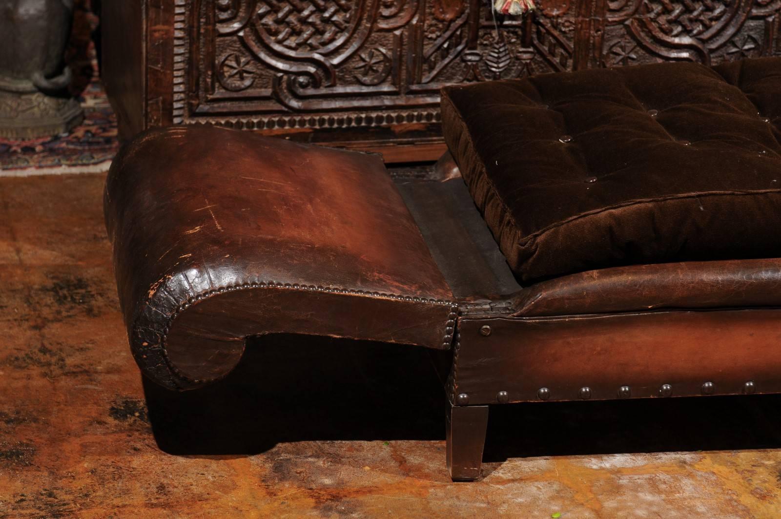 French 1900s Turn of the Century Brown Leather Backless Bench with Folding Arms For Sale 1