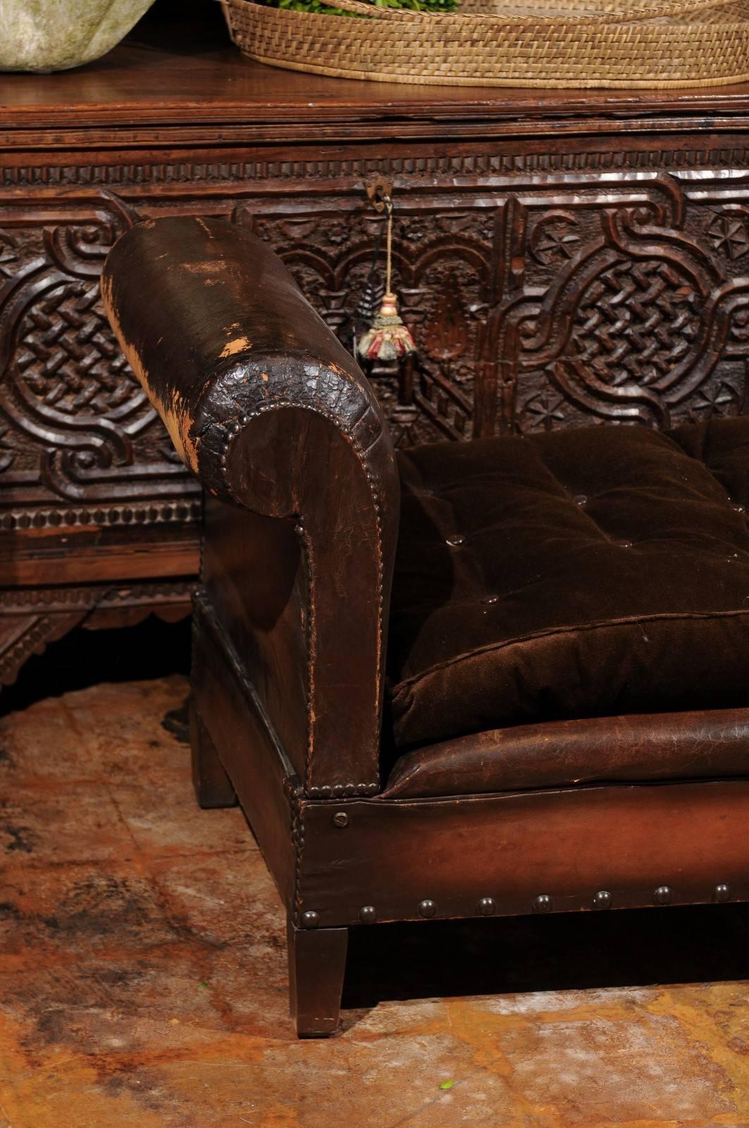 Belle Époque French 1900s Turn of the Century Brown Leather Backless Bench with Folding Arms For Sale