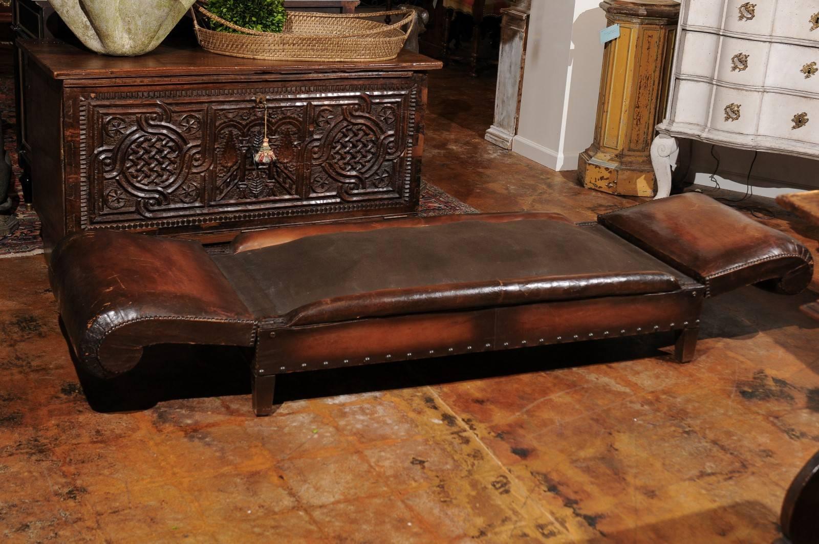 French 1900s Turn of the Century Brown Leather Backless Bench with Folding Arms For Sale 3