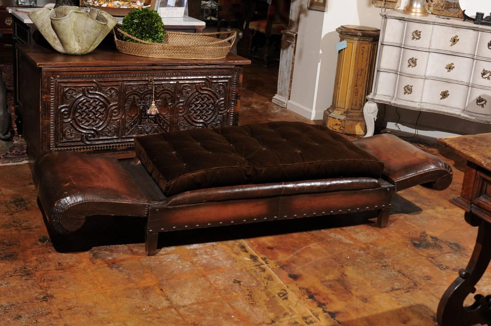 French 1900s Turn of the Century Brown Leather Backless Bench with Folding Arms For Sale 2