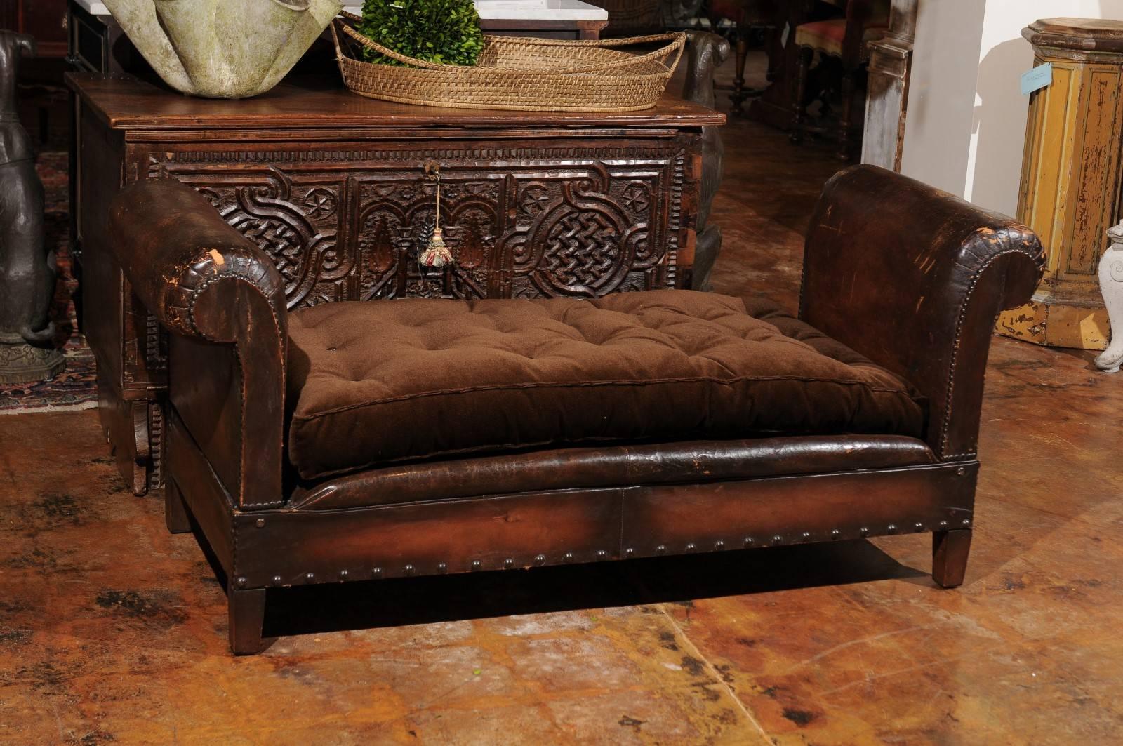 French 1900s Turn of the Century Brown Leather Backless Bench with Folding Arms For Sale 4