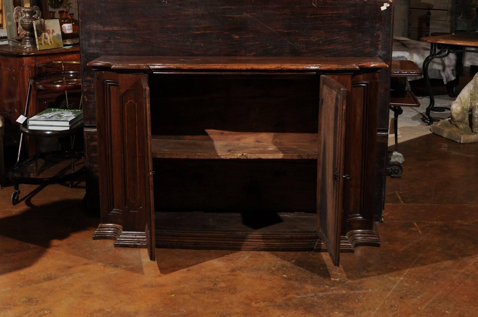 Italian 1880s Mahogany Buffet with Banded Inlay, Curved Sides and Molded Plinth 1