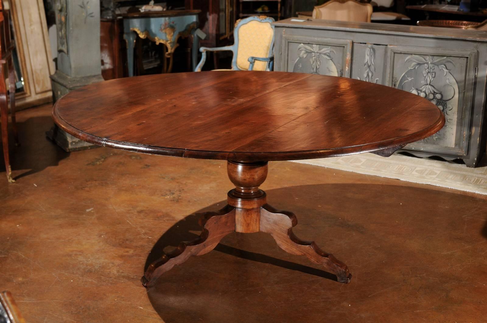 Italian Walnut Dining Table with Round Top and Pedestal Base, circa 1880 1