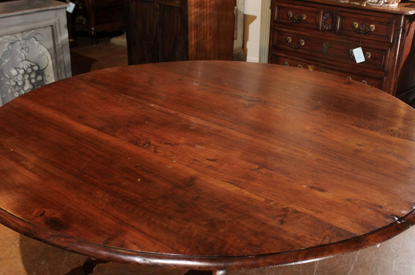 19th Century Italian Walnut Dining Table with Round Top and Pedestal Base, circa 1880