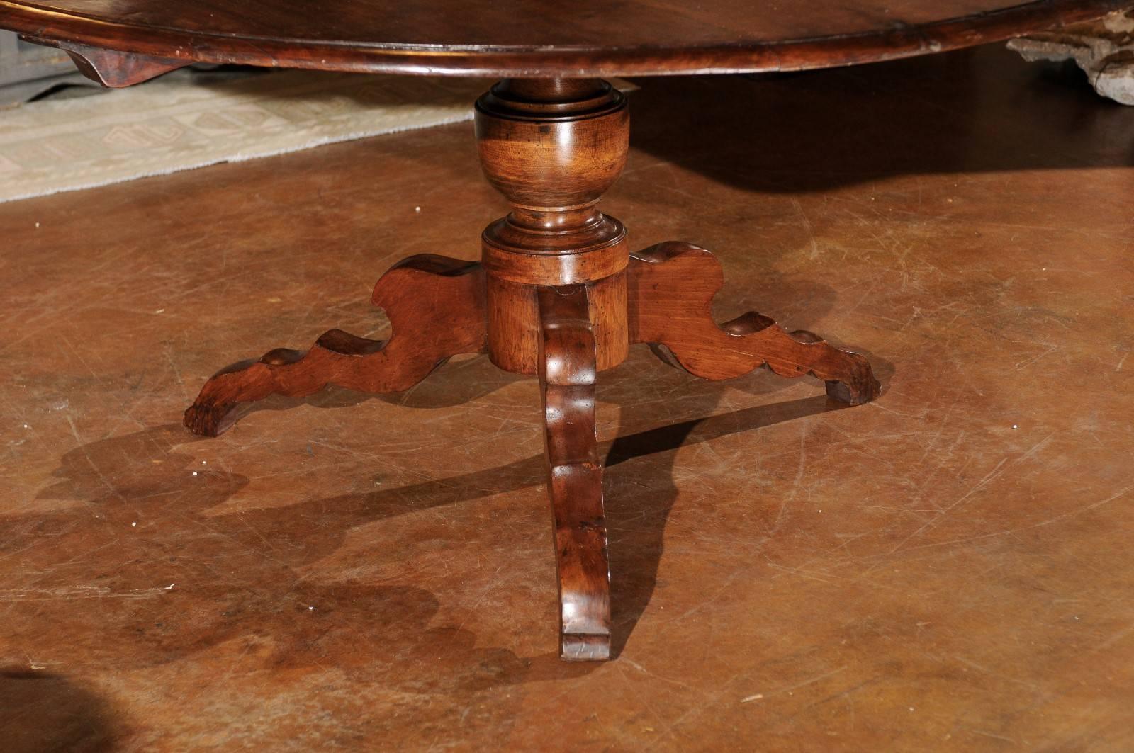 Italian Walnut Dining Table with Round Top and Pedestal Base, circa 1880 In Good Condition In Atlanta, GA
