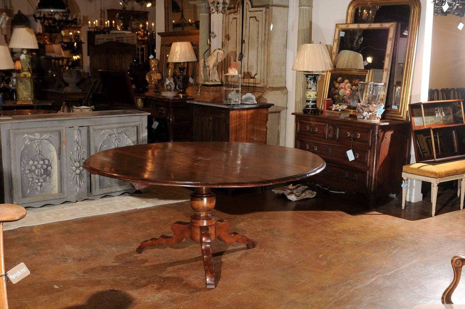 Carved Italian Walnut Dining Table with Round Top and Pedestal Base, circa 1880
