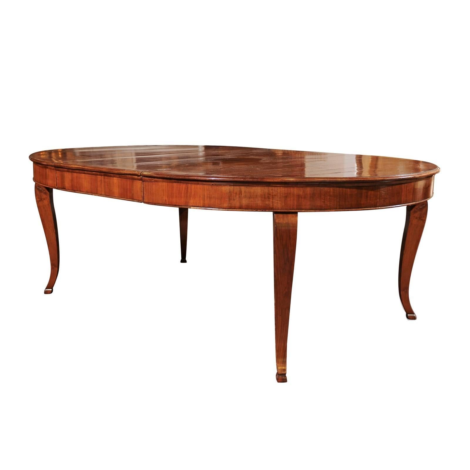 Italian Florentine Mid 19th C. Walnut Oval Dining Table with Additional Leaf 5