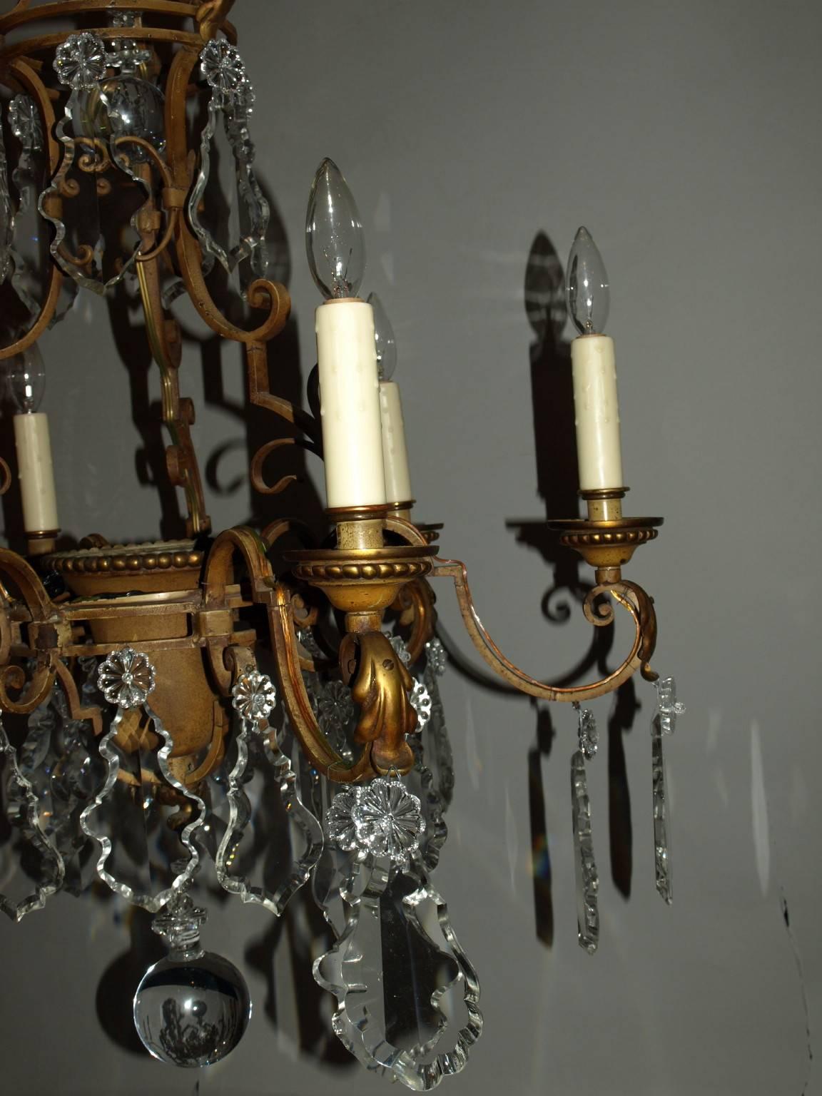 Français Lustre ancien Lustre en fer doré avec cristaux en vente