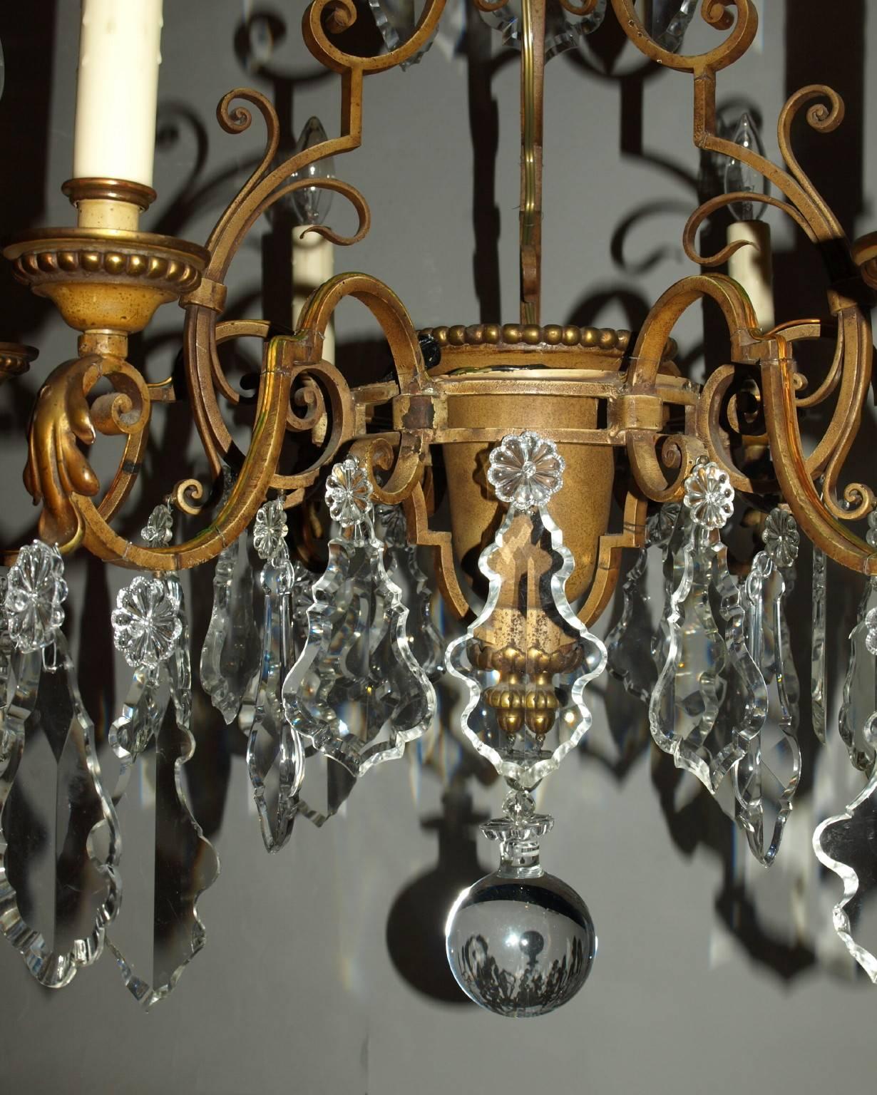 Doré Lustre ancien Lustre en fer doré avec cristaux en vente