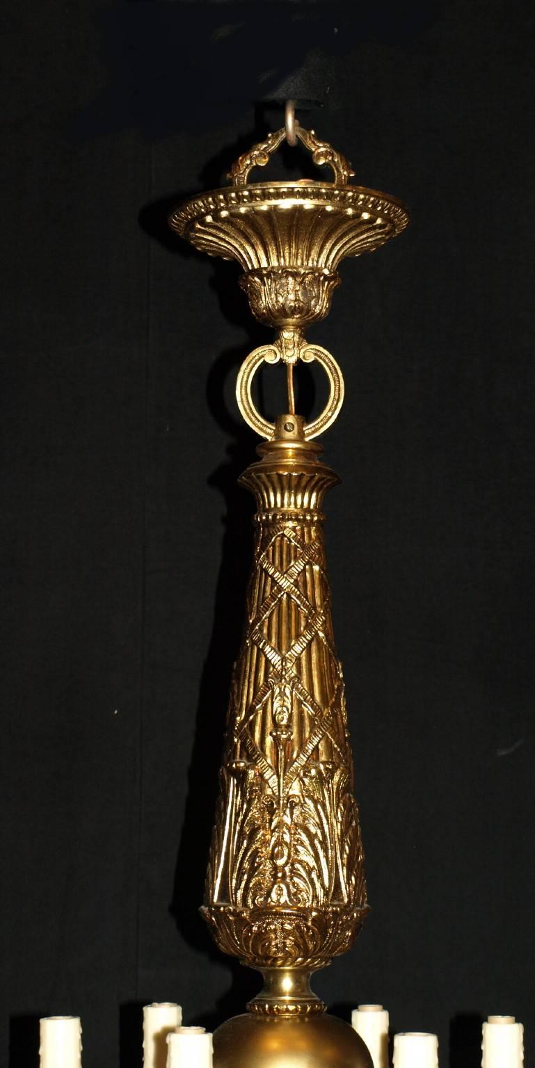 Herrlicher sechzehnflammiger Kronleuchter aus vergoldeter Bronze im Louis-XVI-Stil mit handgeschliffenen Kristallpendeln.