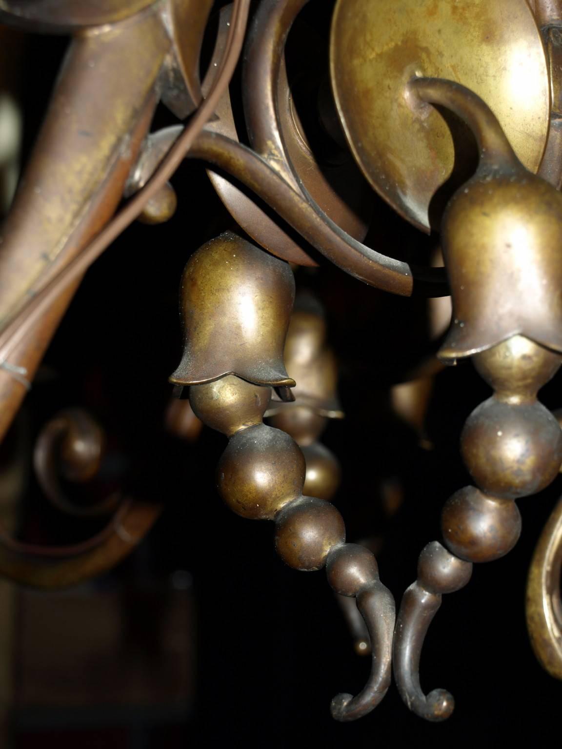 Superbe lustre hollandais en bronze à dix lumières (cinq au niveau supérieur, cinq au niveau inférieur).