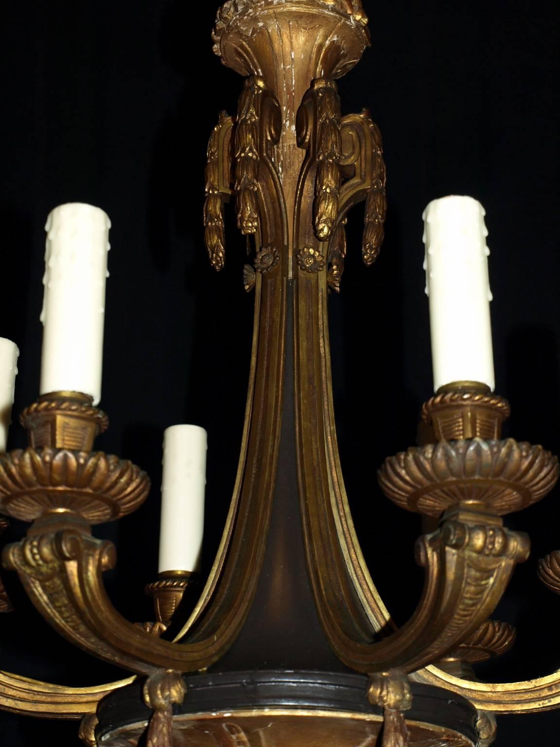 Très beau lustre en bois doré et bronze, six lumières.