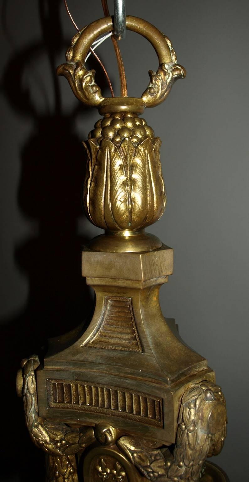 Antiker antiker Kronleuchter im Louis-XVI-Stil (Bronze) im Angebot