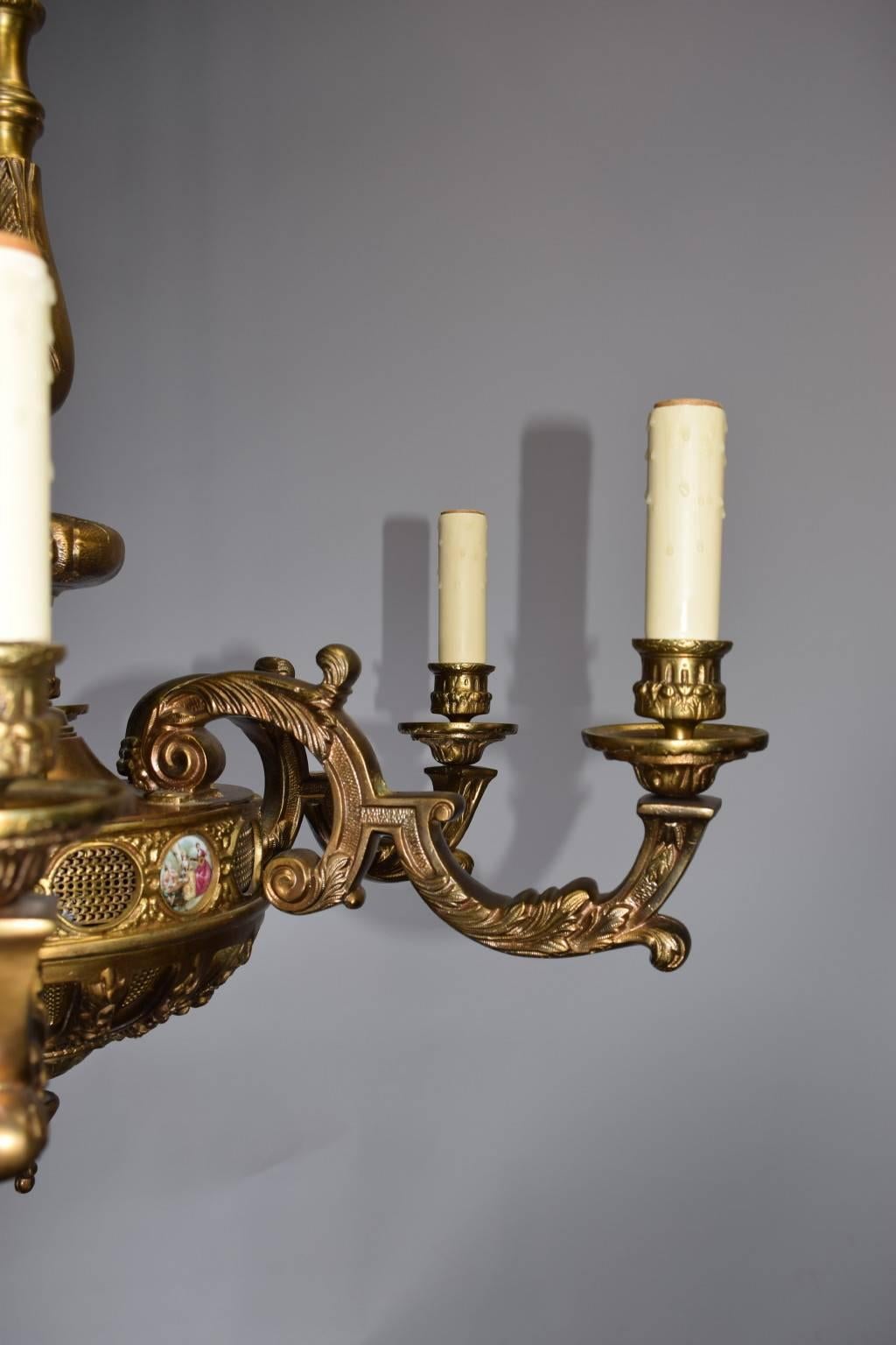 Louis XVI Lustre ancien, bronze avec plaques en porcelaine en vente