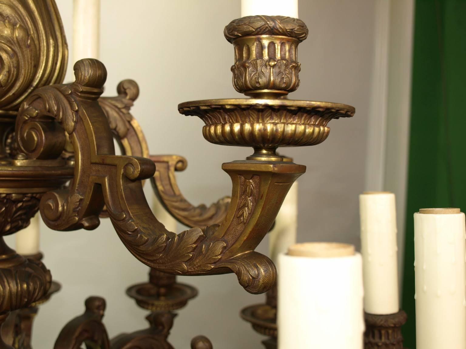 Beau et élégant lustre de style Régence à dix-huit lumières en bronze doré.