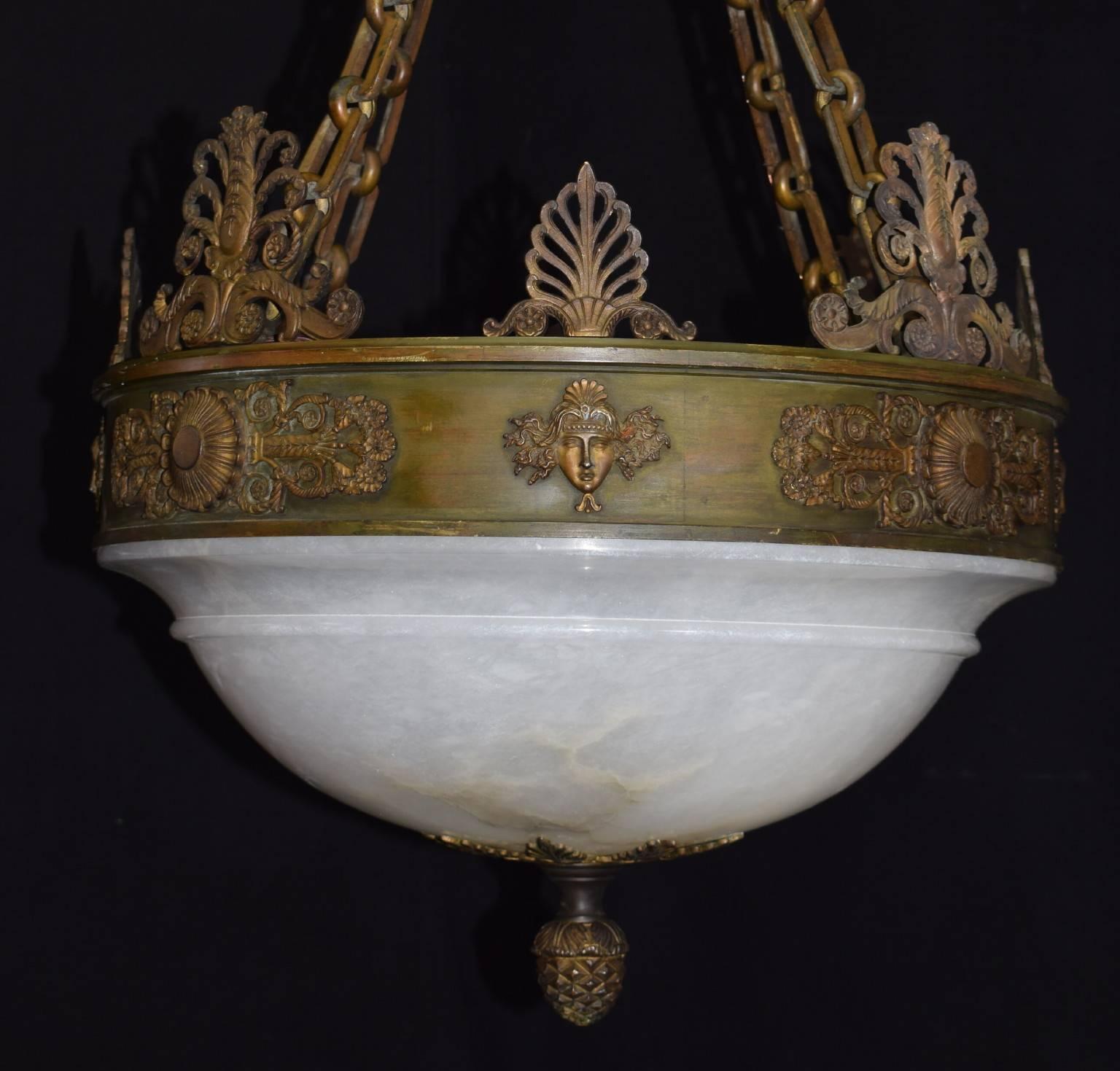 Superbe plaffonier de style Empire en bronze doré, suspendu par quatre chaînes en bronze, avec un dôme en albâtre.