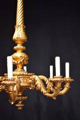 Splendido lampadario antico in legno dorato.