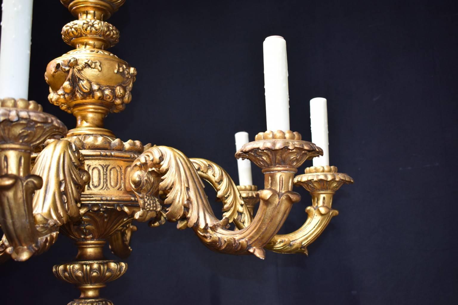Début du 20ème siècle Superbe lustre en bois doré ancien.  en vente