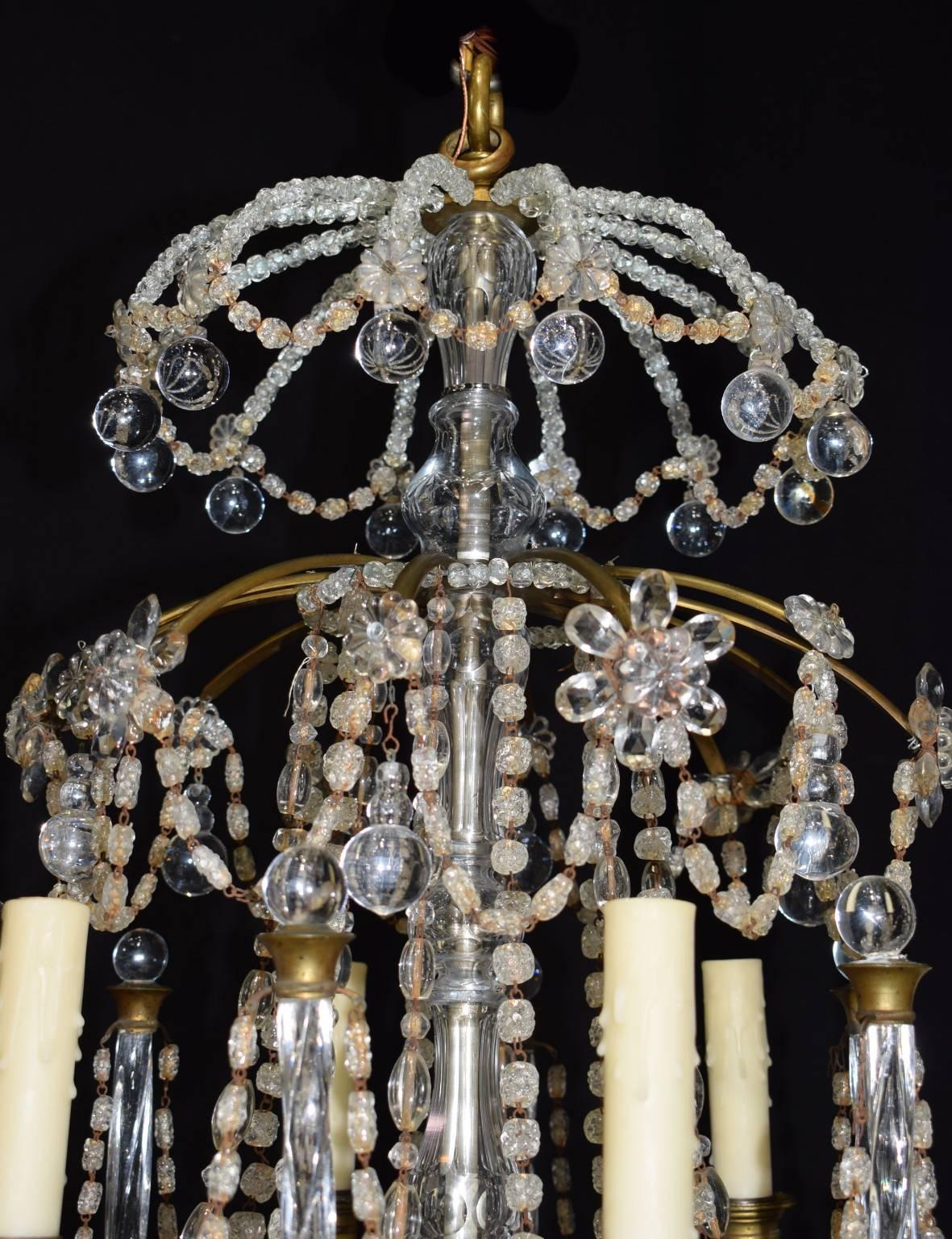 Très joli lustre français en bronze doré et cristal avec des lances en cristal et une tige centrale.