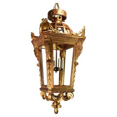 Gran farol de madera dorada tallada procedente de una mansión de la Edad Dorada.